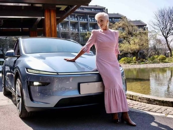 马斯克母亲在上海体验特斯拉焕新Model Y 对其赞不绝口