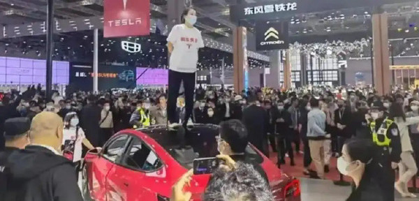 特斯拉车顶维权车主一审胜诉：特斯拉需提供完整数据