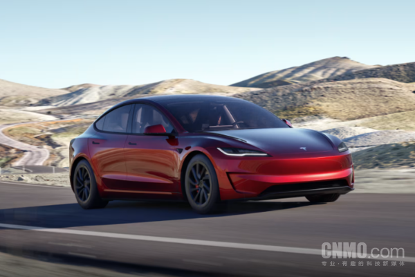 特斯拉汽车 雨天路滑导致失控?南宁一辆特斯拉汽车冲上人行道