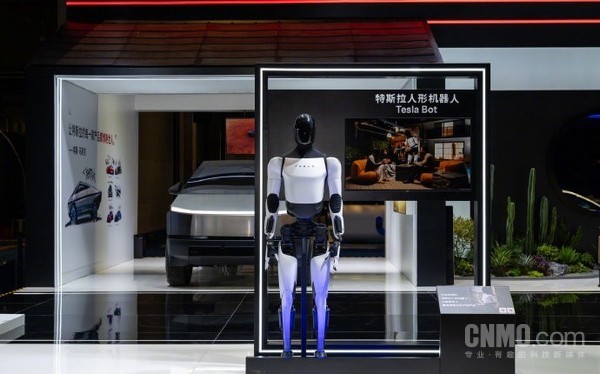 特斯拉携人形机器人Tesla Bot亮相进博会 2026年底量产 特斯拉携人形机器人Tesla Bot亮相进博会 2026年底量产