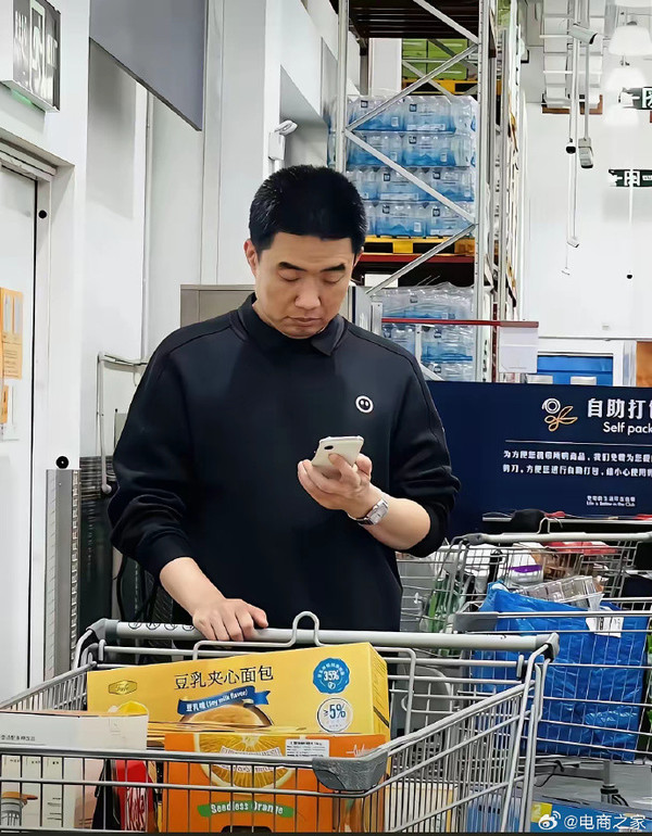 李想夫妇山姆购物被偶遇 全程使用iPhone Air超薄手机