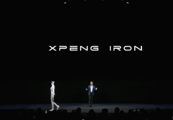 小鹏汽车展示首款女性机器人IRON 计划2026年量产