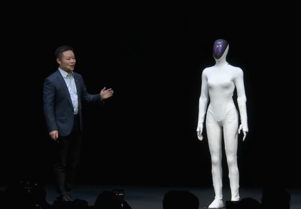 何小鹏和IRON机器人 小鹏女机器人Iron里面藏了一个真人?何小鹏正式回应