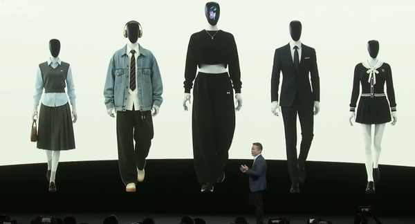 小鹏机器人是真是假?何小鹏现场直接剪开衣服自证 小鹏机器人是真是假?何小鹏现场直接剪开衣服自证