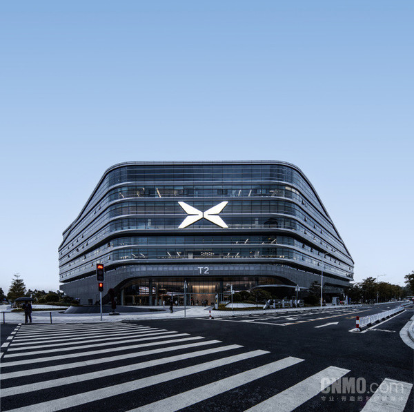 小鹏变&ldquo;大鹏&rdquo;！小鹏汽车港股大涨12% 股价突破100元