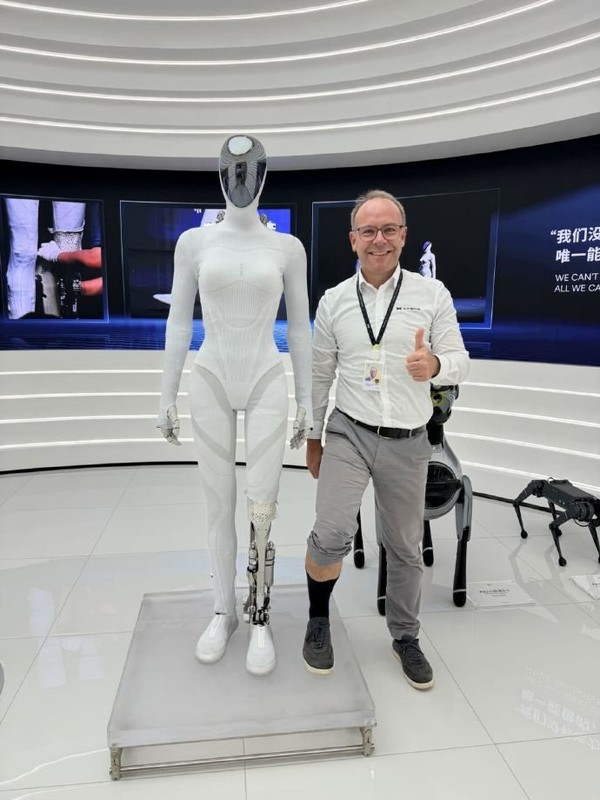 剪腿版小鹏机器人进入小鹏展厅 机器人团队视为耻辱