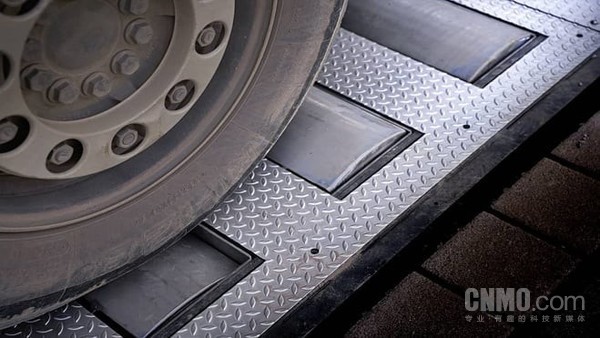 重卡碾过即发电:全球首个商业“道路发电厂”在德国启动 重卡碾过即发电:全球首个商业“道路发电厂”在德国启动