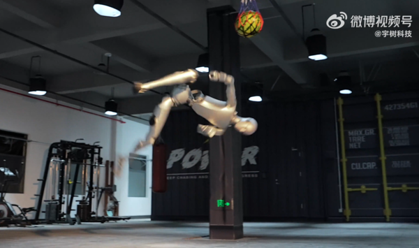 宇树发布人形机器人H2训练视频 展示回旋踢爆西瓜
