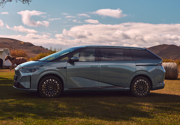 小鹏X9超级增程 内地与香港双冠 小鹏X9获12月交付及香港季度销量第一