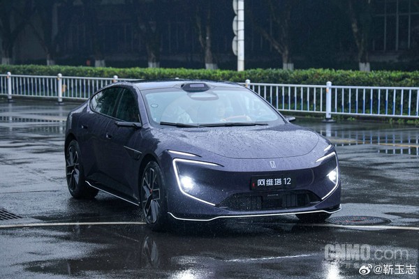 华为靳玉志试驾新款阿维塔12：&ldquo;智驾小蓝灯&rdquo;将上车