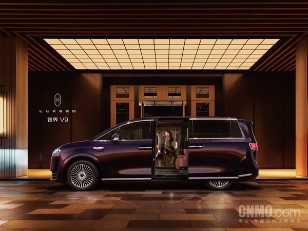 智界V9侧向互动迎宾光毯功能曝光，或将重写高端MPV交互新维度