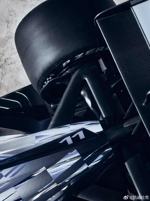 凯迪拉克F1车队2026赛季正式涂装亮相 黑白双拼设计