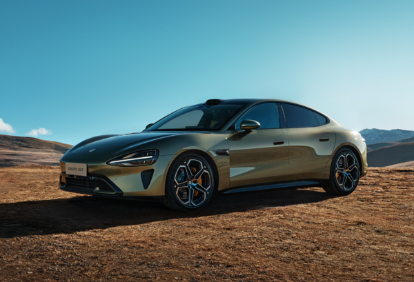 雷军宣布最后一台初代小米SU7正式下线 颜色为橄榄绿