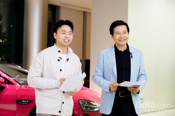 雷军(右一) 明晚7点半见!雷军将直播详解小米汽车的安全体系