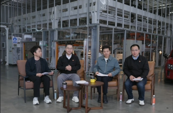 雷军展示新一代SU7机械门把手 二排座椅配有备份电源