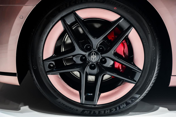 余承东公布享界新色，粉色享界S9T亮相上海AWE