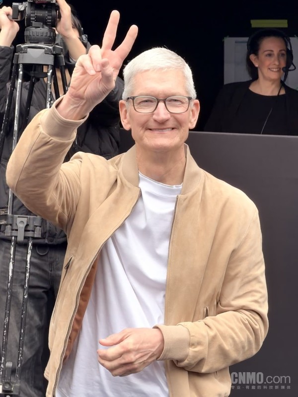 苹果在成都举办50周年系列庆祝活动 李宇春登台演唱