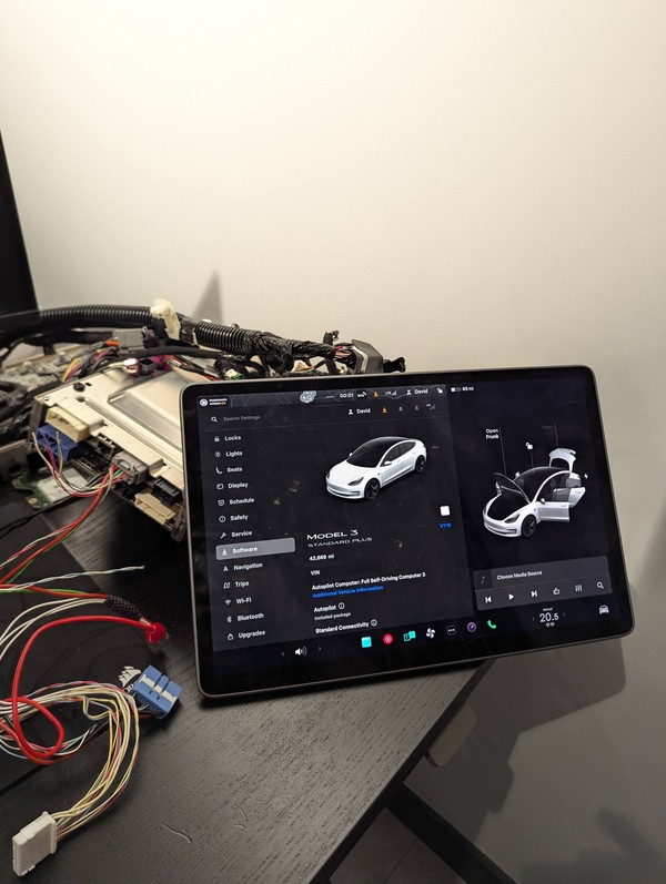 烧芯片、找线缆:研究员在桌面上启动特斯拉车载电脑 烧芯片、找线缆:研究员在桌面上启动特斯拉车载电脑