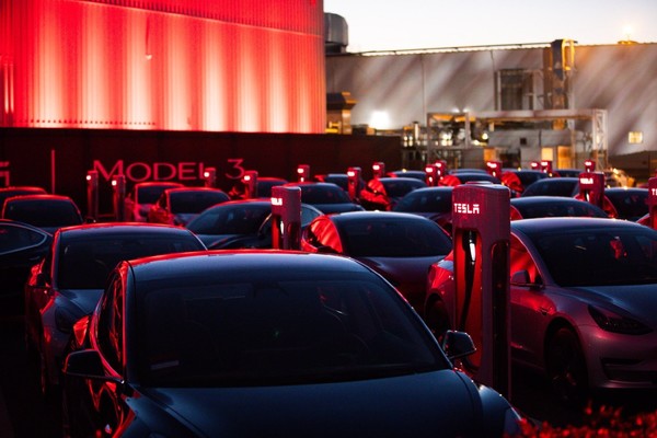 特斯拉Model 3发布十周年！全球累计销量超300万辆