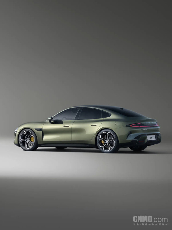 雷军：第一代SU7获得大型纯电动轿车类魅力榜第一