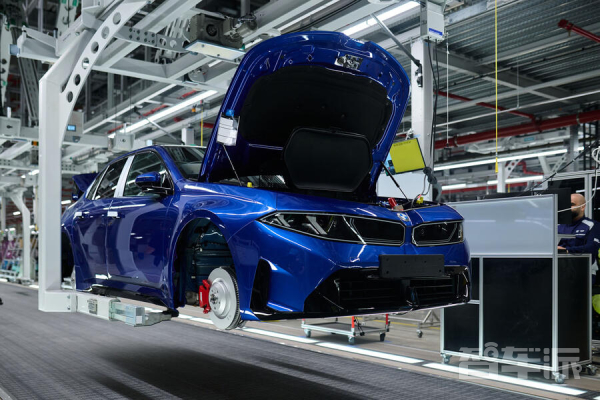 宝马慕尼黑工厂6.5亿欧元改造完成：AI大脑加机器人