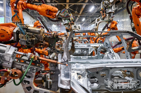 宝马慕尼黑工厂6.5亿欧元改造完成：AI大脑加机器人