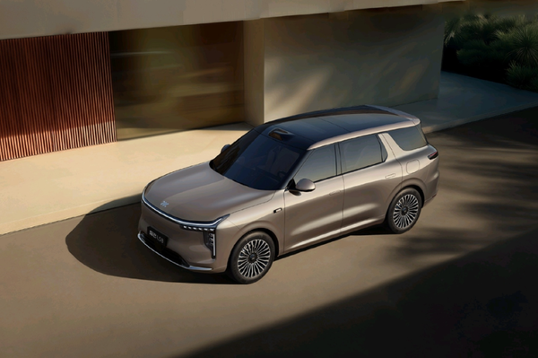 早报：零跑D19上市 智己LS8上市 雷军谈15小时测试直播压力