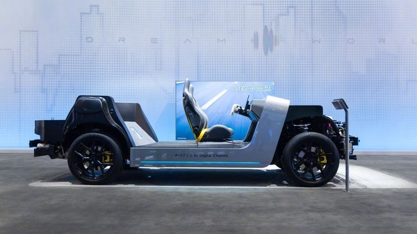 中国首款原生开发Robotaxi亮相北京车展 2027年或量产