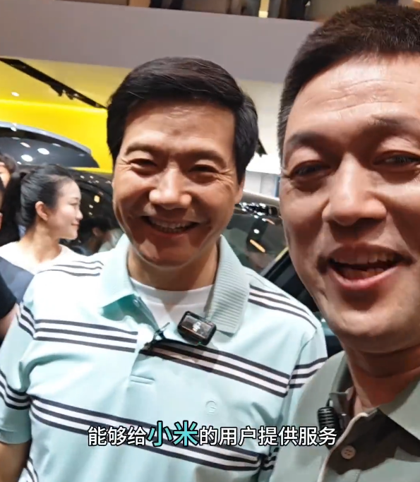 雷军现身蔚来展台赠李斌&ldquo;一起加电&rdquo;T恤 李斌发视频致谢