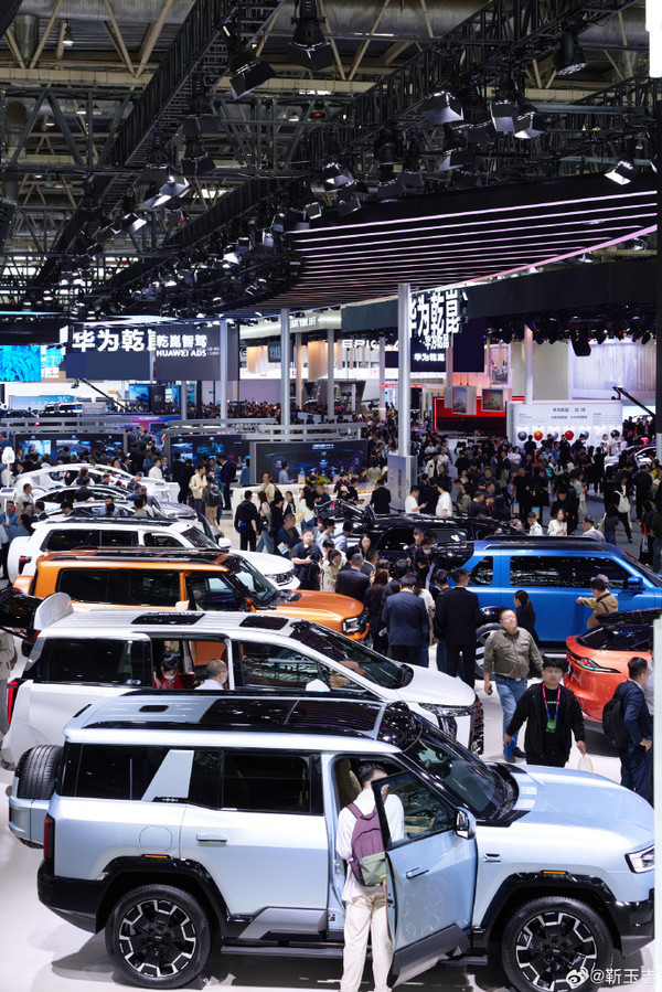 靳玉志：北京车展首日华为乾崑展台人气火爆 20余款合作车型亮相