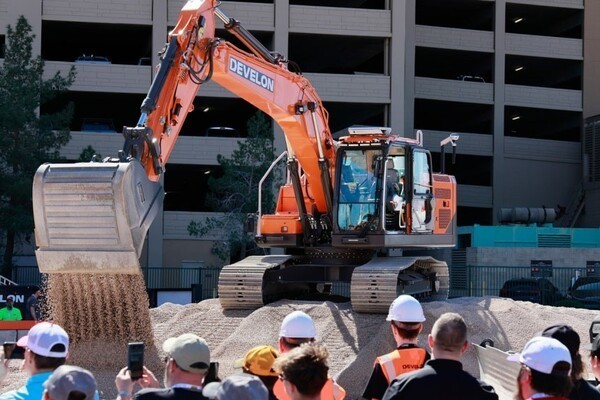 120%人力效率！HD现代无人挖掘机首次上岗瑞士工地