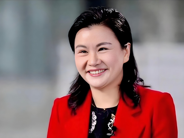 欢迎晚宴上坐在马斯克和库克中间的是这位湖南女首富