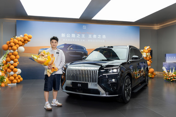 世界冠军王皓现身北京极氪门店！正式成为极氪8X车主