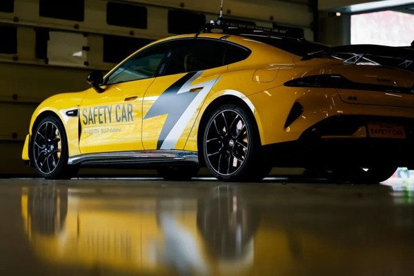 小米SU7 Ultra出任CTCC官方安全车 参与赛事保障工作 小米SU7 Ultra出任CTCC官方安全车 参与赛事保障工作