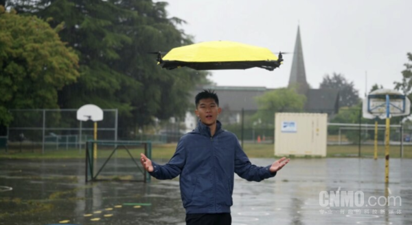 自动跟随雨伞研发成功 可自主跟随用户遮挡雨雪阳光