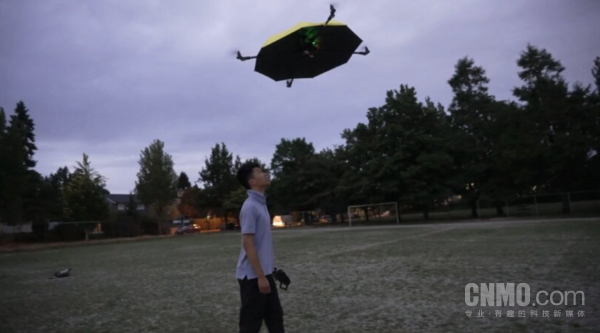 自动跟随雨伞研发成功 可自主跟随用户遮挡雨雪阳光