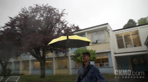 自动跟随雨伞研发成功 可自主跟随用户遮挡雨雪阳光