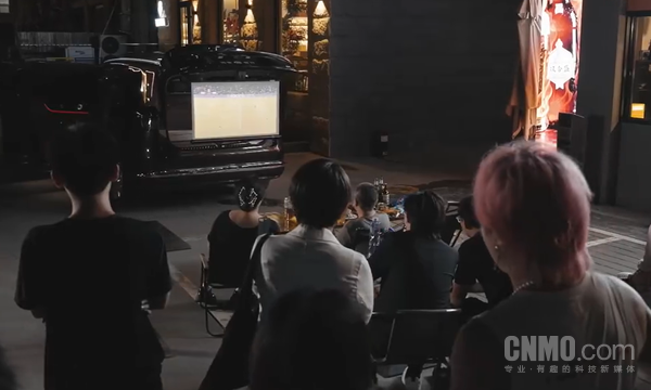 北京深夜现汽车后备箱投影看球赛 问界M9这波赢麻了