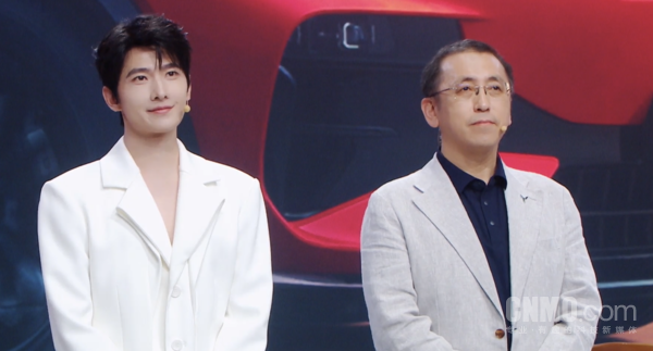 演员杨洋与岚图董事长卢放 岚图追光S预售价30.99万元!全系标配四激光雷达