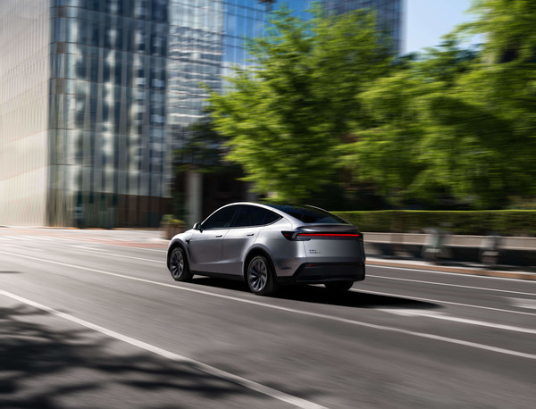 特斯拉Model Y 多位车主反馈:特斯拉FSD v14 Lite可能引发电脑故障