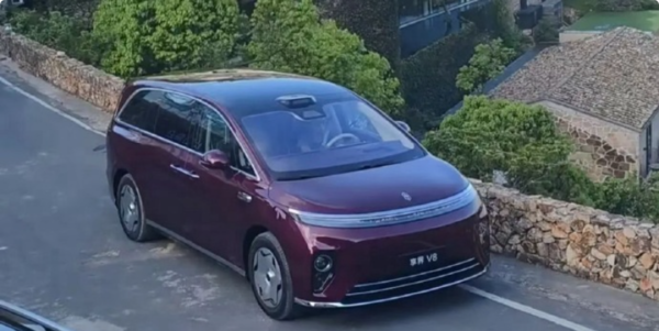 享界V8红色实车曝光 溜背车身线条+大倾角前风挡