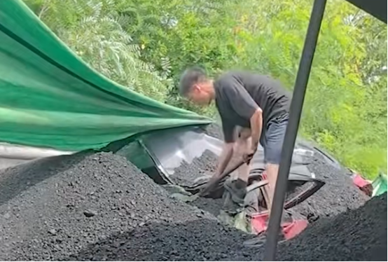 事故救援现场 长安逸动遭煤炭掩埋 A、B柱保持支撑 车身重要结构无变形