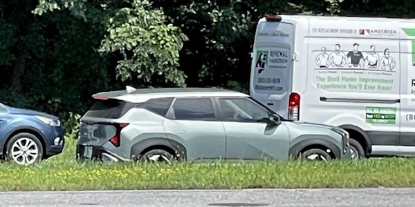 起亚EV3曝光图 起亚EV3街头路试曝光:年内美国开售 续航320英里