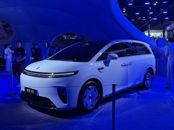 享界V8亮相2026成都车展 享界V8亮相2026成都车展 纯白色车身 这颜值如何?