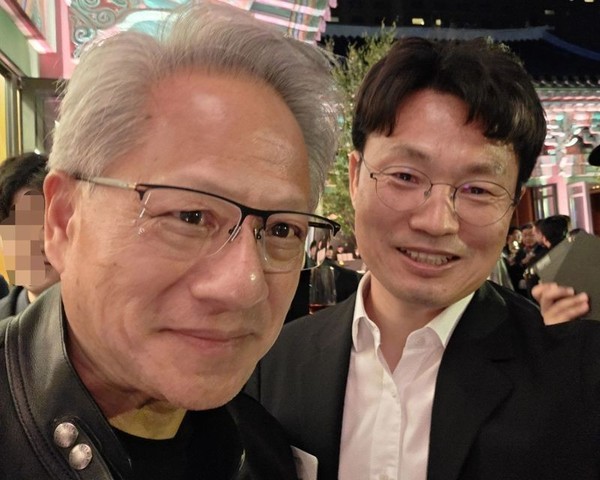 英伟达CEO黄仁勋(左)与Avica CEO林道亨 HD现代Avikus成立五年半首度盈利 面向无人水面舰艇