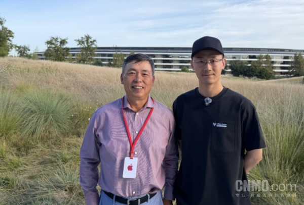 段永平(左) 段永平回应现身苹果发布会 曾称很喜欢苹果新CEO