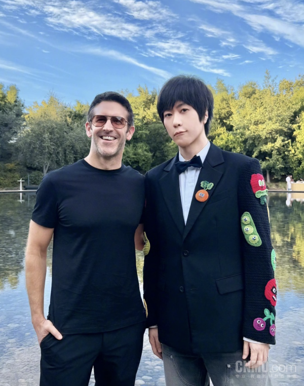 特努斯和阿信合影 段永平回应现身苹果发布会 曾称很喜欢苹果新CEO