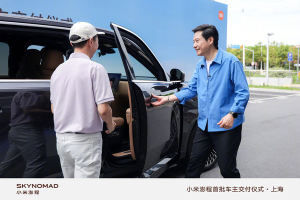雷军为30位小米澎程车主交付新车 有车主带父母看3次 雷军为30位小米澎程车主交付新车 有车主带父母看3次