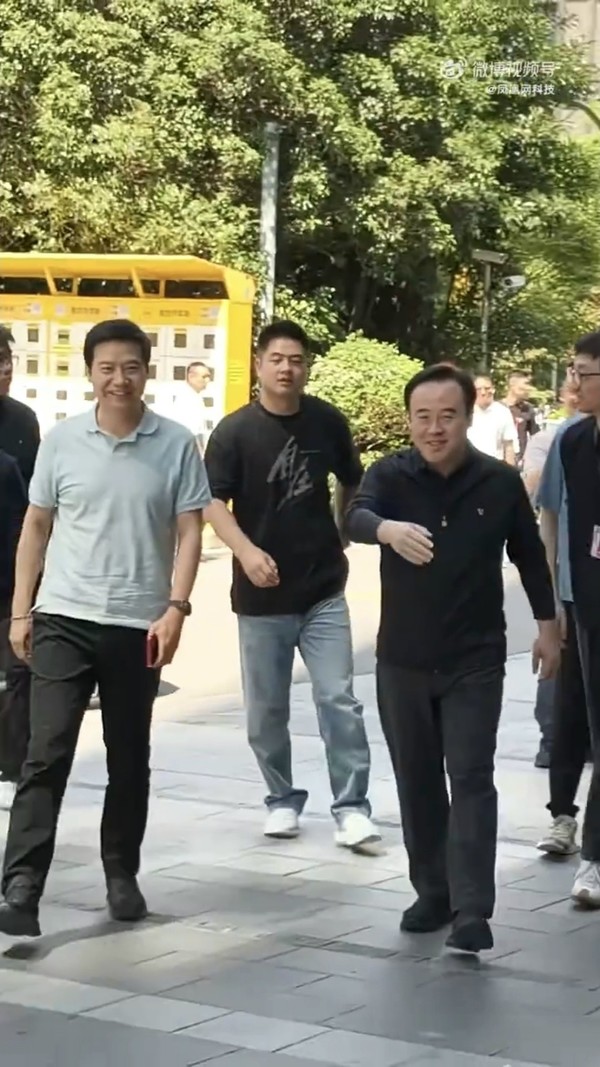 雷军到访B站总部 陈睿亲自迎接并打出&ldquo;欢迎B站UP主&rdquo;