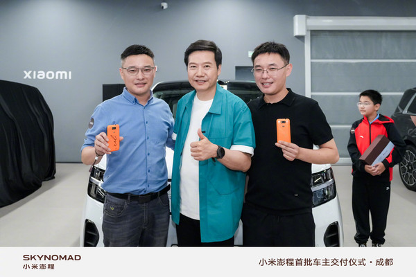 雷军成都交付澎程新车 偶遇初代小米手机双胞胎机主